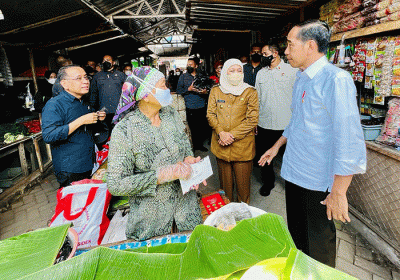 Presiden Joko Widodo dan Iriana Joko Widodo mengunjungi Pasar Rejoso, Kabupaten Nganjuk, Jawa Timur, Selasa (20/12/2022).