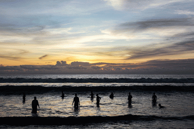 Warga menikmati keindahan matahari terbenam di kawasan Pantai Legian, Badung, Bali, Selasa (20/12/2022).