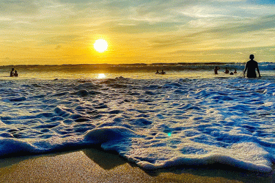 Warga menikmati keindahan matahari terbenam di kawasan Pantai Legian, Badung, Bali, Selasa (20/12/2022).
