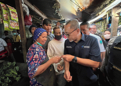 Menteri Perdagangan Zulkifli Hasan meninjau Pasar Sentral Remu di Kota Sorong, Papua Barat, Rabu (21/12/2022).