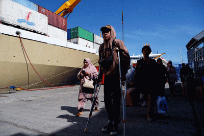 Suasana aktivitas penumpang di Pelabuhan Soekarno-Hatta, Makassar, Rabu (21/12/2022).