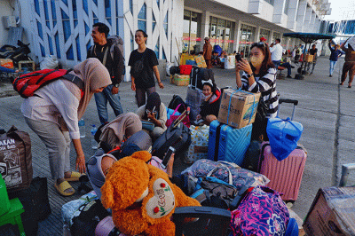 Suasana aktivitas penumpang di Pelabuhan Soekarno-Hatta, Makassar, Rabu (21/12/2022).