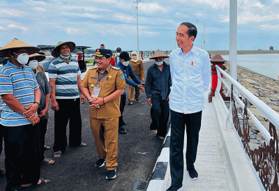 Presiden Joko Widodo bersama Iriana Joko Widodo meresmikan Bendungan Semantok yang terletak di Kabupaten Nganjuk, Provinsi Jawa Timur, Selasa (20/12/2022).