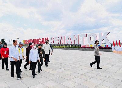 Presiden Joko Widodo bersama Iriana Joko Widodo meresmikan Bendungan Semantok yang terletak di Kabupaten Nganjuk, Provinsi Jawa Timur, Selasa (20/12/2022).