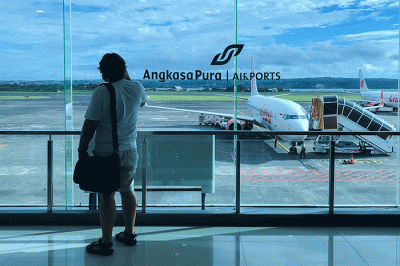 Aktivitas penumpang pesawat jelang libur Nataru di Bandara Ngurah Rai, Bali, Rabu (21/12/2022).