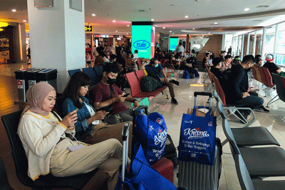 Aktivitas penumpang pesawat jelang libur Nataru di Bandara Ngurah Rai, Bali, Rabu (21/12/2022).