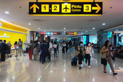 Aktivitas penumpang pesawat jelang libur Nataru di Bandara Ngurah Rai, Bali, Rabu (21/12/2022).