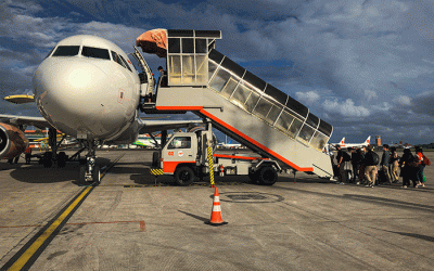 Aktivitas penumpang pesawat jelang libur Nataru di Bandara Ngurah Rai, Bali, Rabu (21/12/2022).