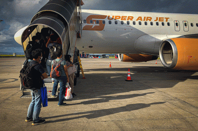 Aktivitas penumpang pesawat jelang libur Nataru di Bandara Ngurah Rai, Bali, Rabu (21/12/2022).