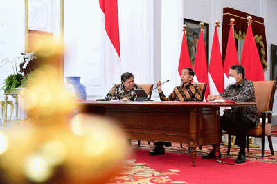 Presiden Jokowi (tengah) memberikan keterangan di Istana Merdeka, Jakarta, Rabu (21/12/2022).