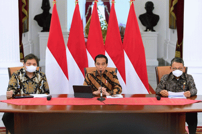 Presiden Jokowi (tengah) memberikan keterangan di Istana Merdeka, Jakarta, Rabu (21/12/2022).