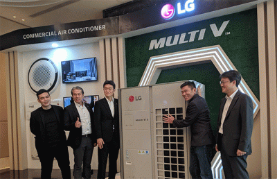 Product Director Air Solution of LG Electronics Indonesia Mike Kim dan President of LG Electronics Indonesia Lee Taejin berbincang saat jumpa pers.