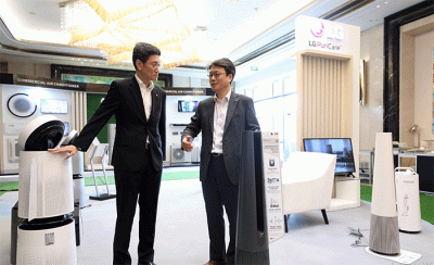 Product Director Air Solution of LG Electronics Indonesia Mike Kim dan President of LG Electronics Indonesia Lee Taejin berbincang saat jumpa pers.
