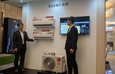 Product Director Air Solution of LG Electronics Indonesia Mike Kim dan President of LG Electronics Indonesia Lee Taejin berbincang saat jumpa pers.