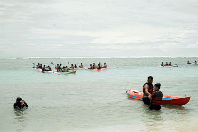 Wisatawan berswafoto di Pantai Pandawa, Kuta Selatan, Bali, Rabu (21/12/2022).