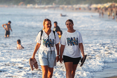 Wisatawan berswafoto di Pantai Pandawa, Kuta Selatan, Bali, Rabu (21/12/2022).