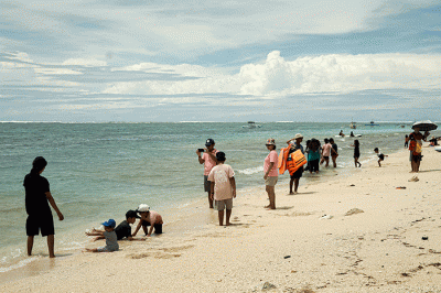 Wisatawan berswafoto di Pantai Pandawa, Kuta Selatan, Bali, Rabu (21/12/2022).