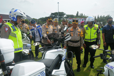 Kapolda Jateng Irjen Pol Ahmad Luthfi mengecek kesiapan personel usai upacara apel gelar pasukan Operasi Lilin Candi 2022 di lapangan Mapolda Jateng.