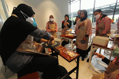 Tita Djumaryo bersama sejumlah pengunjung membuat kreasi tanah liat di Ganara Art Studio ASHTA District 8, Jakarta, Kamis (22/12/2022).