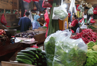 Aktivitas pedagang di pasar Senen, Jakarta, Jumat (23/12/2022).