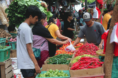 Aktivitas pedagang di pasar Senen, Jakarta, Jumat (23/12/2022).