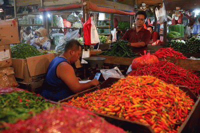 Aktivitas pedagang di pasar Senen, Jakarta, Jumat (23/12/2022).