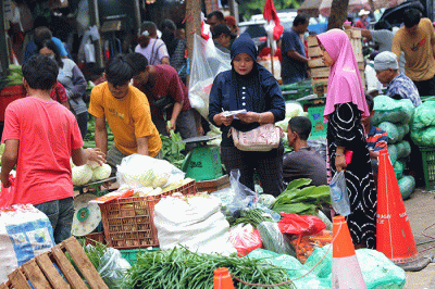 Aktivitas pedagang di pasar Senen, Jakarta, Jumat (23/12/2022).