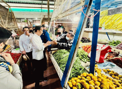 Jelang Natal dan tahun baru (Nataru), Presiden Joko Widodo mengecek harga bahan pokok di Pasar Cigombong, Kabupaten Bogor, Jawa Barat, Jumat (23/12/2022).