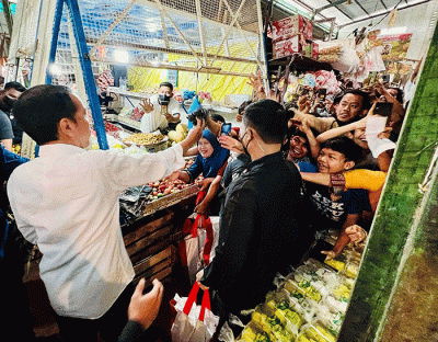 Jelang Natal dan tahun baru (Nataru), Presiden Joko Widodo mengecek harga bahan pokok di Pasar Cigombong, Kabupaten Bogor, Jawa Barat, Jumat (23/12/2022).