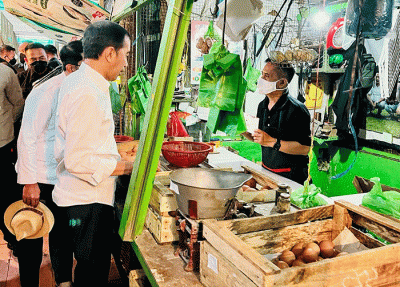 Jelang Natal dan tahun baru (Nataru), Presiden Joko Widodo mengecek harga bahan pokok di Pasar Cigombong, Kabupaten Bogor, Jawa Barat, Jumat (23/12/2022).