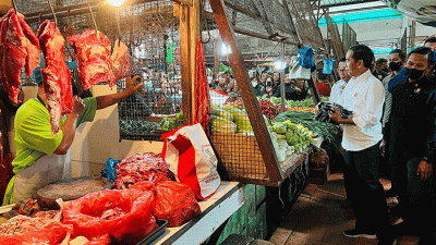 Jelang Natal dan tahun baru (Nataru), Presiden Joko Widodo mengecek harga bahan pokok di Pasar Cigombong, Kabupaten Bogor, Jawa Barat, Jumat (23/12/2022).