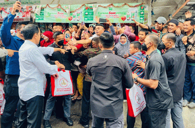 Jelang Natal dan tahun baru (Nataru), Presiden Joko Widodo mengecek harga bahan pokok di Pasar Cigombong, Kabupaten Bogor, Jawa Barat, Jumat (23/12/2022).