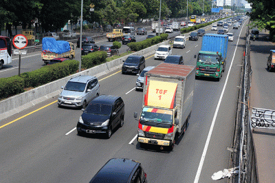 Sejumlah kendaraan berat pengangkut barang melintas di ruas tol Tangerang-Merak di Tangerang, Banten, Jumat (23/12/2022).