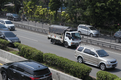 Sejumlah kendaraan berat pengangkut barang melintas di ruas tol Tangerang-Merak di Tangerang, Banten, Jumat (23/12/2022).