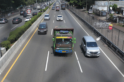 Sejumlah kendaraan berat pengangkut barang melintas di ruas tol Tangerang-Merak di Tangerang, Banten, Jumat (23/12/2022).