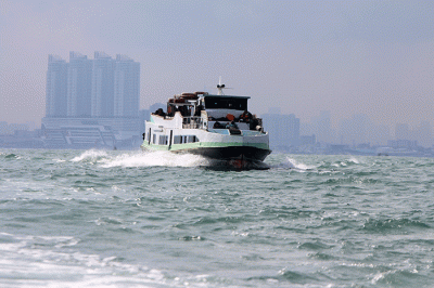 Jasa penyeberangan transportasi laut melintas diperairan Kepulauan Seribu, Provinsi DKI Jakarta, Sabtu (24/12/2022).