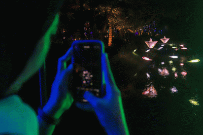 Sejumlah warga saat mengunjungi Jakarta Lights Festival di Taman Sumenep, Jakarta Pusat, Jumat (23/12/2022) malam.