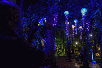 Sejumlah warga saat mengunjungi Jakarta Lights Festival di Taman Sumenep, Jakarta Pusat, Jumat (23/12/2022) malam.
