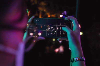 Sejumlah warga saat mengunjungi Jakarta Lights Festival di Taman Sumenep, Jakarta Pusat, Jumat (23/12/2022) malam.