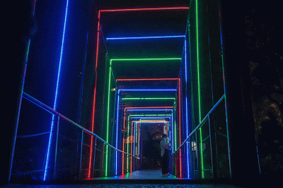 Sejumlah warga saat mengunjungi Jakarta Lights Festival di Taman Sumenep, Jakarta Pusat, Jumat (23/12/2022) malam.