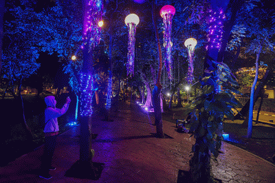 Sejumlah warga saat mengunjungi Jakarta Lights Festival di Taman Sumenep, Jakarta Pusat, Jumat (23/12/2022) malam.