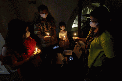 Sejumlah jemaat kristiani melaksanakan Ibadah misa malam Natal di GPIB Immanuel, Jakarta Pusat, Sabtu (24/12/2022).