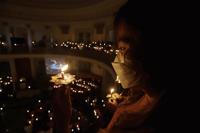 Sejumlah jemaat kristiani melaksanakan Ibadah misa malam Natal di GPIB Immanuel, Jakarta Pusat, Sabtu (24/12/2022).