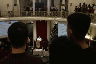 Sejumlah jemaat kristiani melaksanakan Ibadah misa malam Natal di GPIB Immanuel, Jakarta Pusat, Sabtu (24/12/2022).