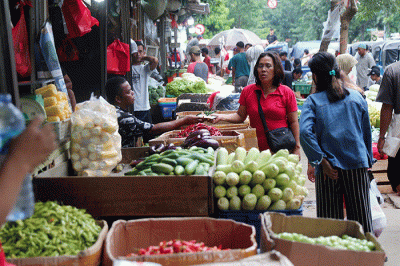Aktivitas pedagang di pasar Senen, Jakarta, Jumat (23/12/2022).