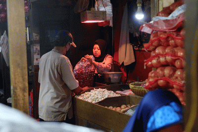 Aktivitas pedagang di pasar Senen, Jakarta, Jumat (23/12/2022).