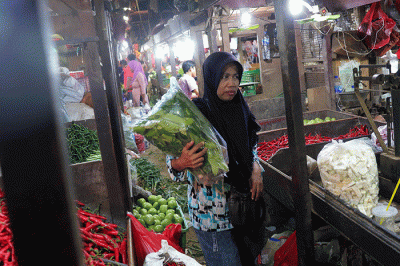 Aktivitas pedagang di pasar Senen, Jakarta, Jumat (23/12/2022).