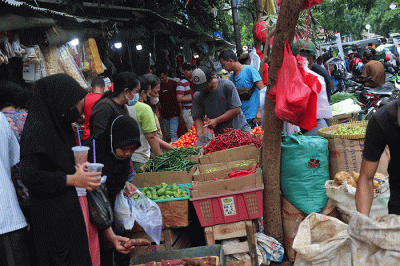 Aktivitas pedagang di pasar Senen, Jakarta, Jumat (23/12/2022).