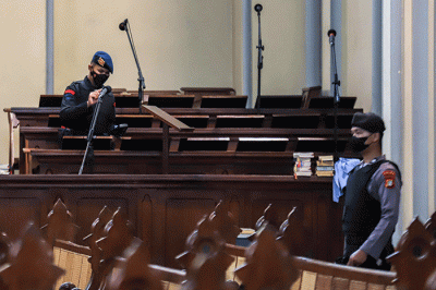 Tim Gegana melakukan pengecekan keamanan di Gereja Katedral, Jakarta Pusat, Sabtu (24/12/2022).