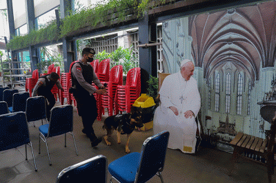 Tim Gegana melakukan pengecekan keamanan di Gereja Katedral, Jakarta Pusat, Sabtu (24/12/2022).